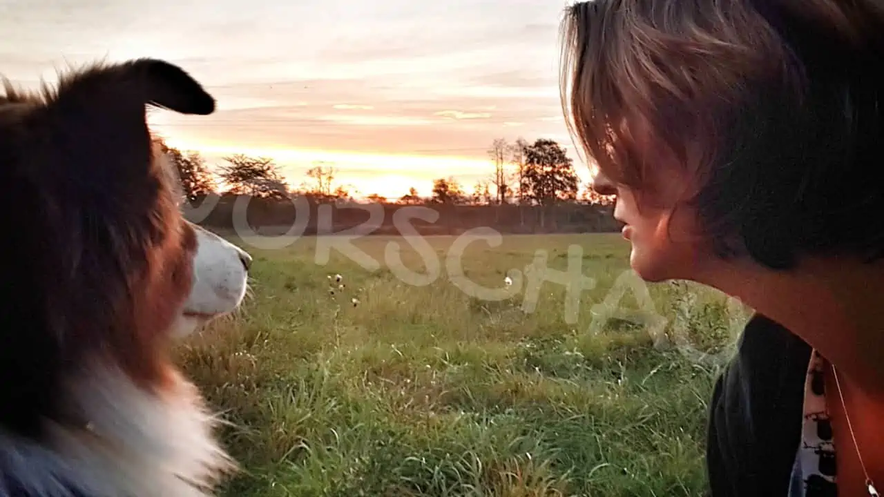 Selfie: Frau und Hund schauen zum Horizont, Foto Manuela Zaitz - Hey-Fiffi.com